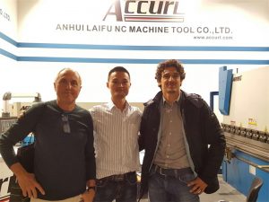 Ungarske klienter besøker vår utstilling