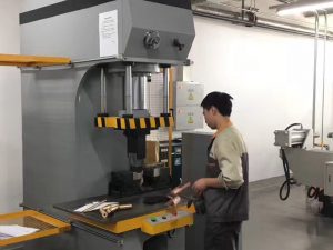 Japan Client Testing Hydraulisk Press Machine i vår fabrikk