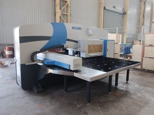 høyhastighets cnc punch pressemaskin 30 tonn med Oi-PO cnc kontrollsystem