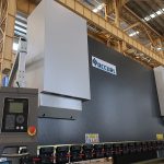 CNC NC automatisk elektrisk hydraulisk horisontal skinnebøyle stålplater skjære og bøye trykk bremsemaskin pris til salgs